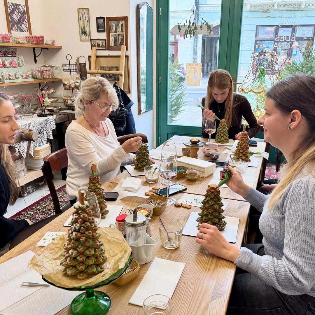 Workshop résztvevők mézeskalácsot díszítenek a műhelyben