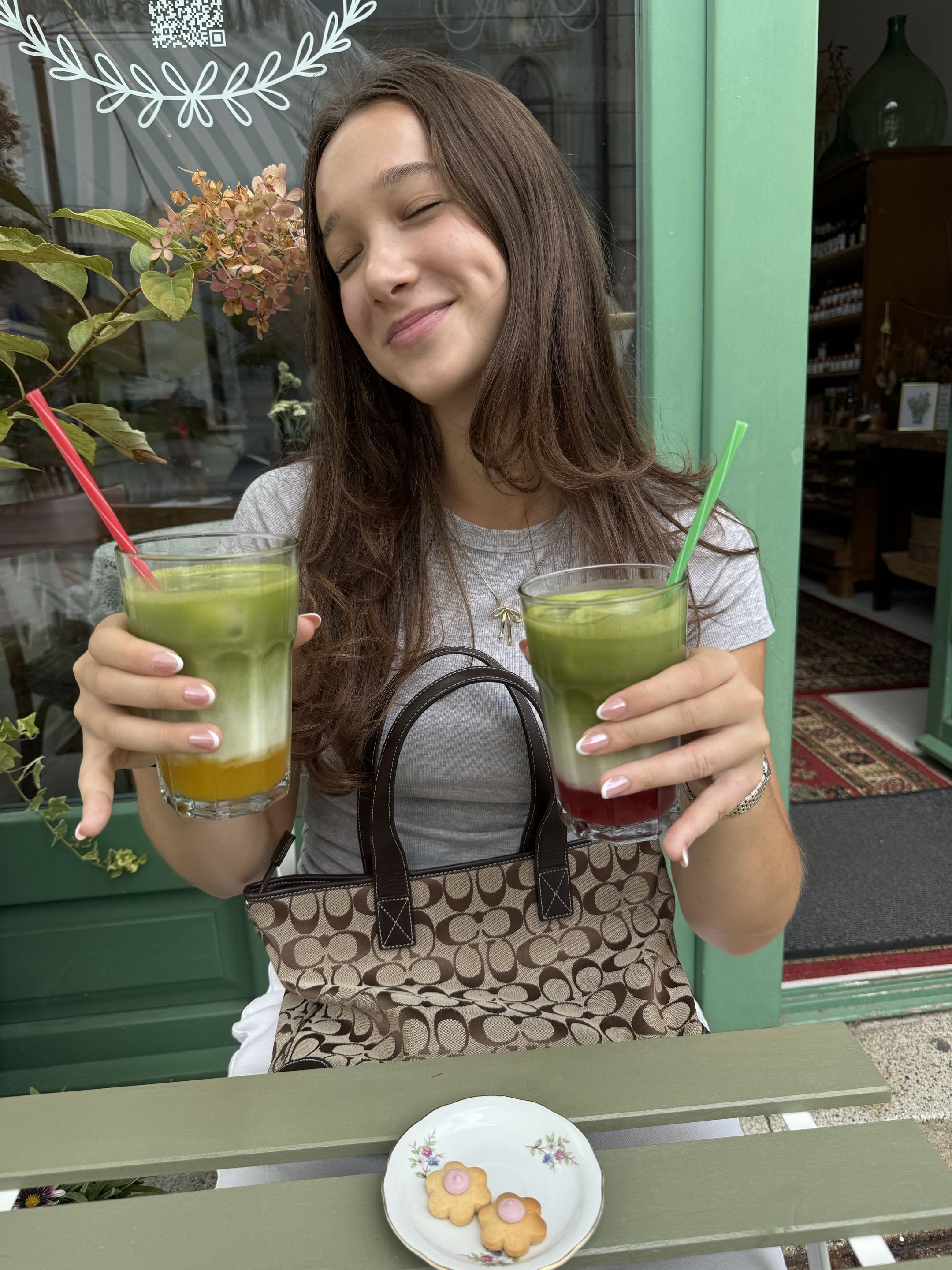 Vendég matcha italokkal a kávézóban